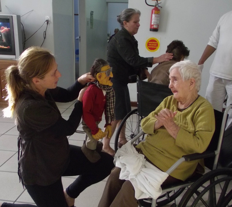 Boneco Frankolino encanta crianças e idosos 