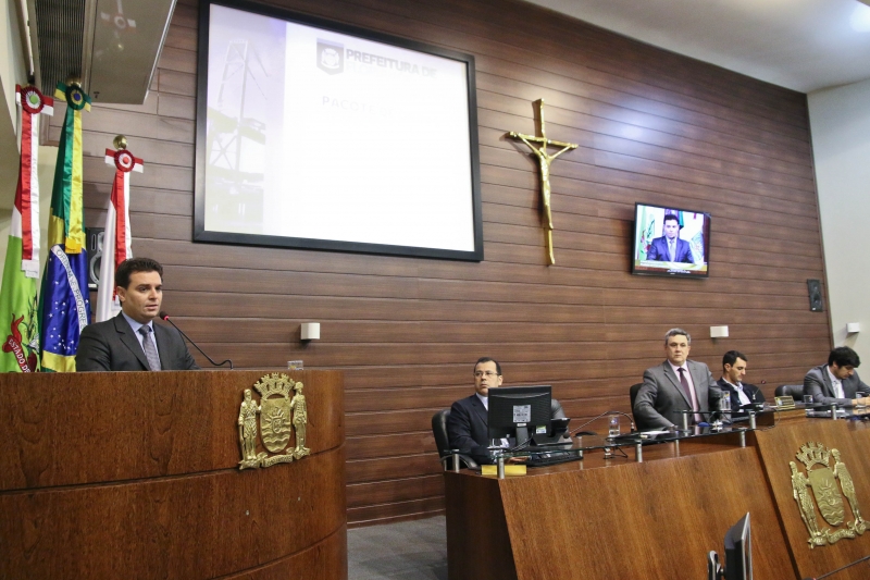 Prefeito apresenta à Câmara relação de obras