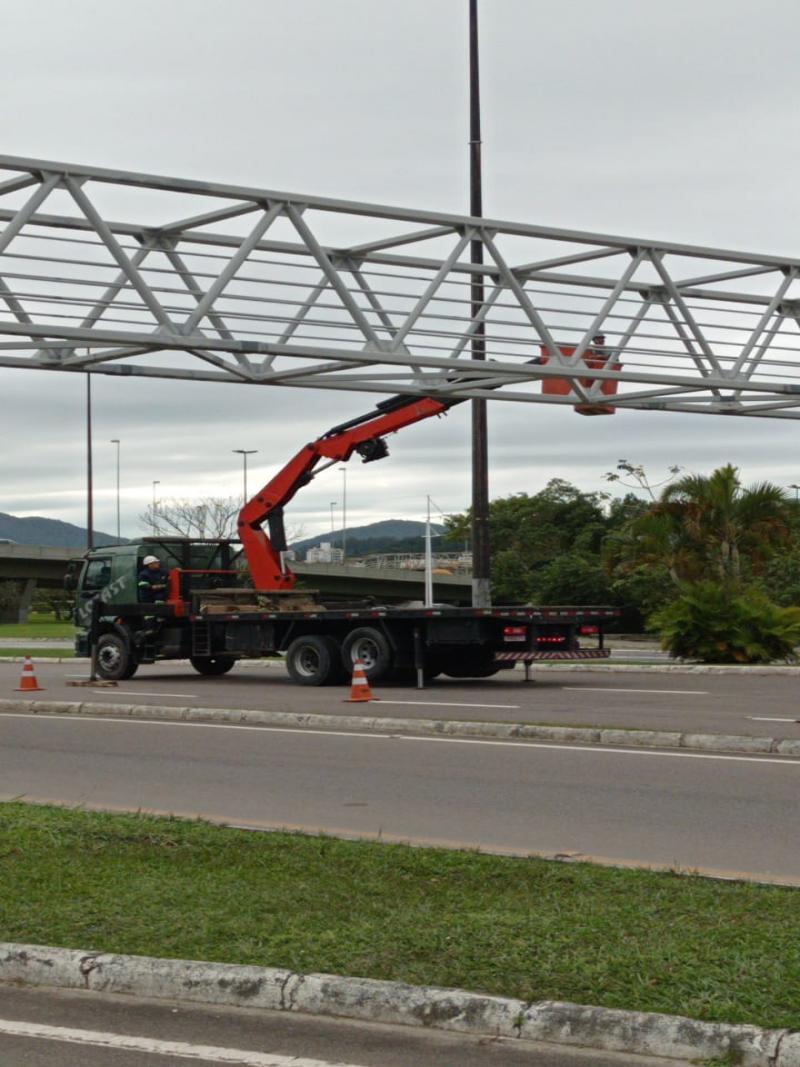 Prefeitura inicia últimos içamentos da passarela da Irineu Bornhausen