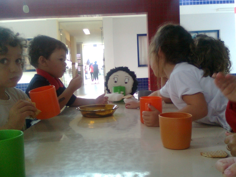 Crianças de creche aprendem cuidados pessoais com boneca