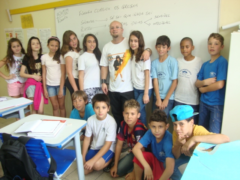 Alunos veem Pitágoras, Sócrates e Platão em aula
