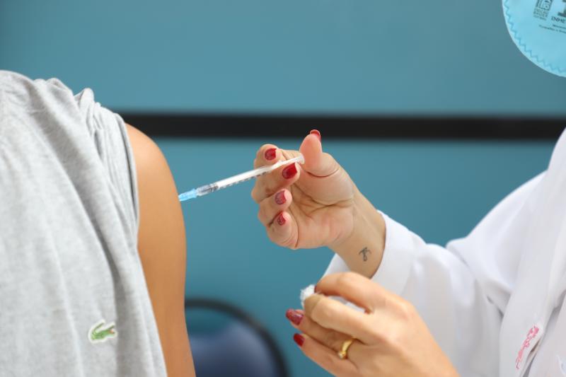 Florianópolis segue com vacinação contra Covid-19, Influenza e vacinas do calendário, nesta sexta-feira, 16 de setembro
