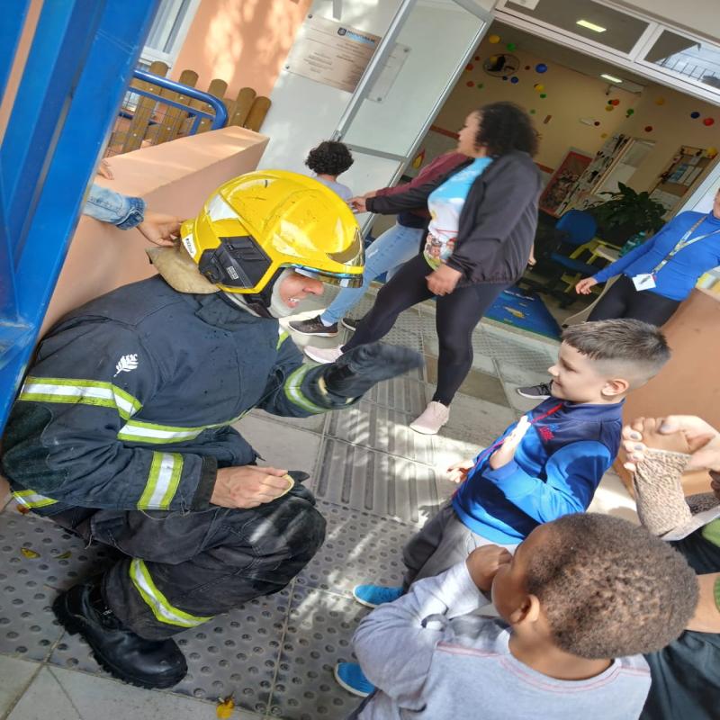 Professores passam por treinamento para prevenção de incêndio em escolas
