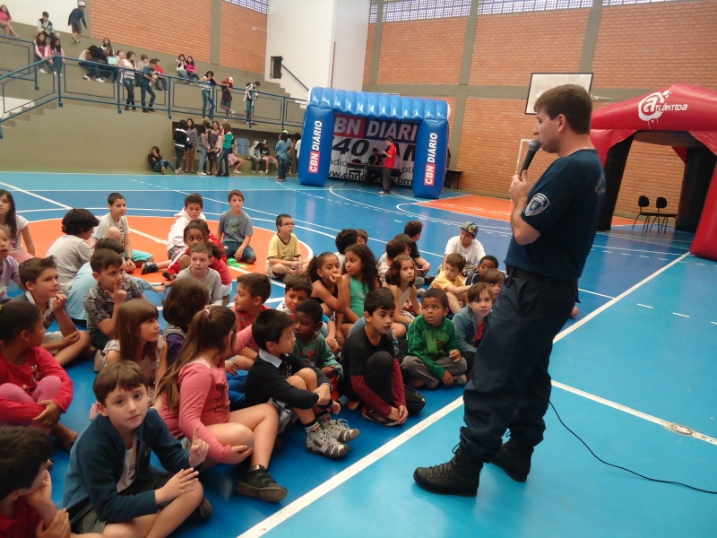 Brincando, crianças recebem educação para o trânsito