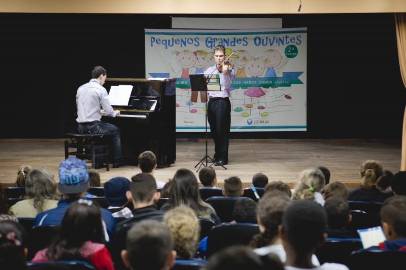 Alunos da rede municipal participam de recital 