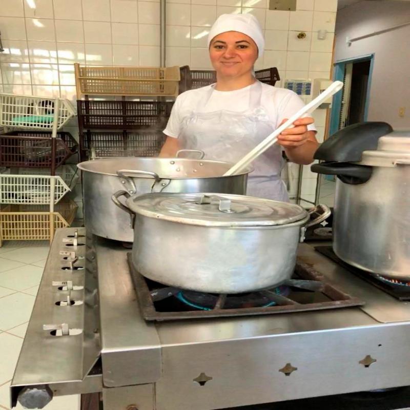 Jornada dupla de Michele: cozinheira e professora na rede municipal de ensino de Florianópolis