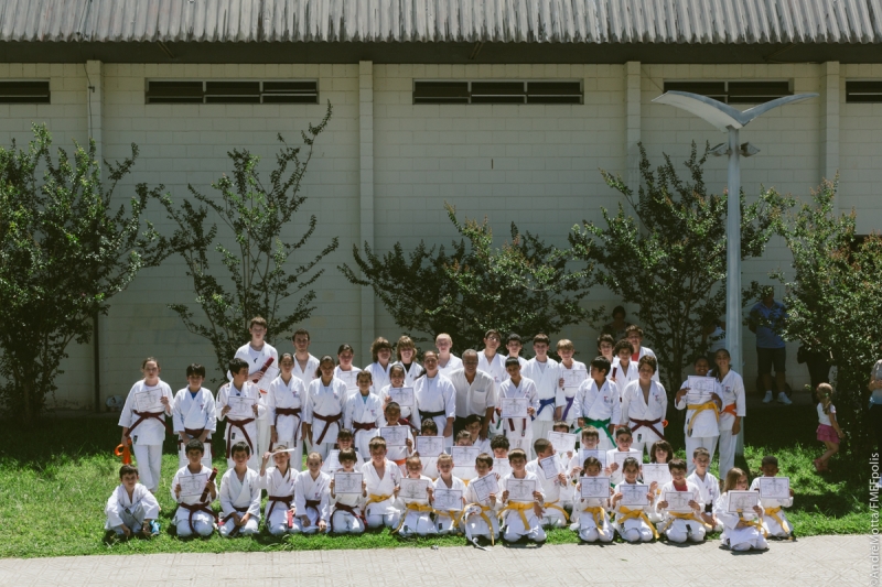 Projeto Karatê e Cidadania gradua 100 atletas