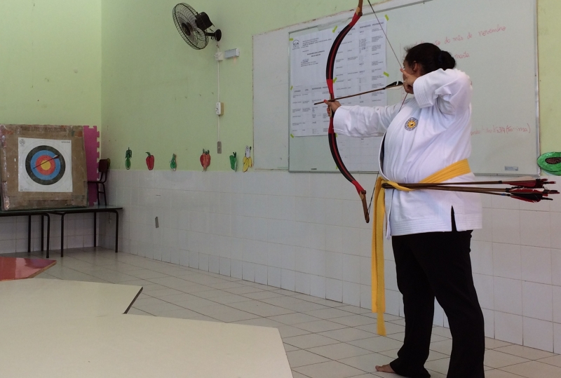 Educadora realiza sonho de ser arqueira