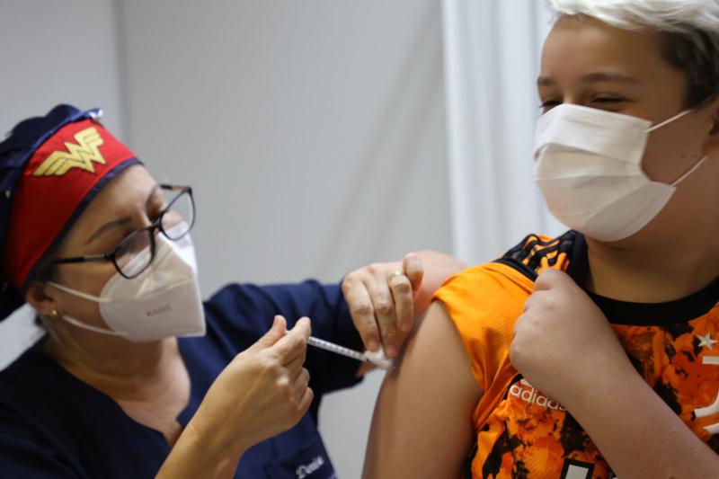 Florianópolis vacina adultos e crianças contra Covid-19 nesta terça (18)