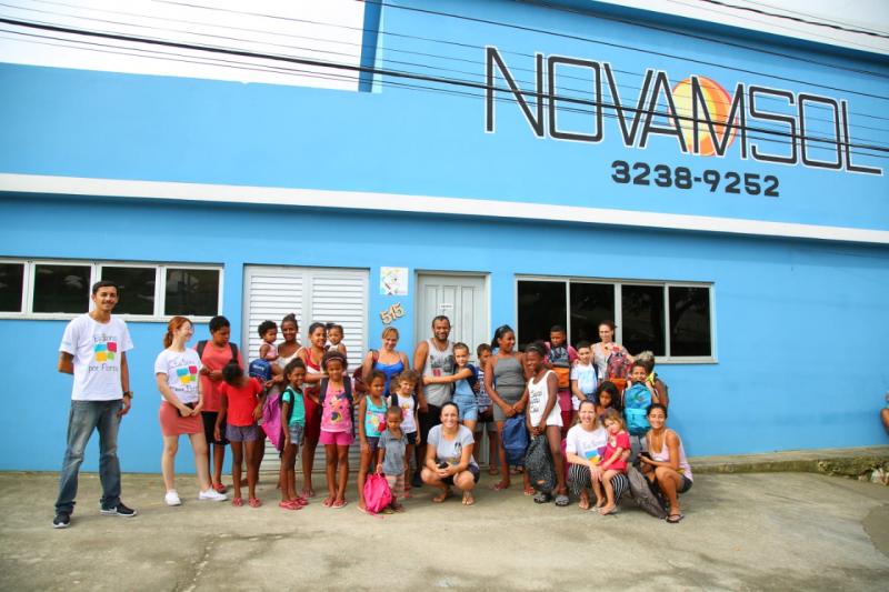Somar Floripa entrega mais de 200 kits de material escolar para instituições  sociais