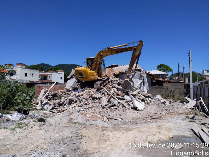 Prefeitura realiza demolição de obras irregulares nos Ingleses