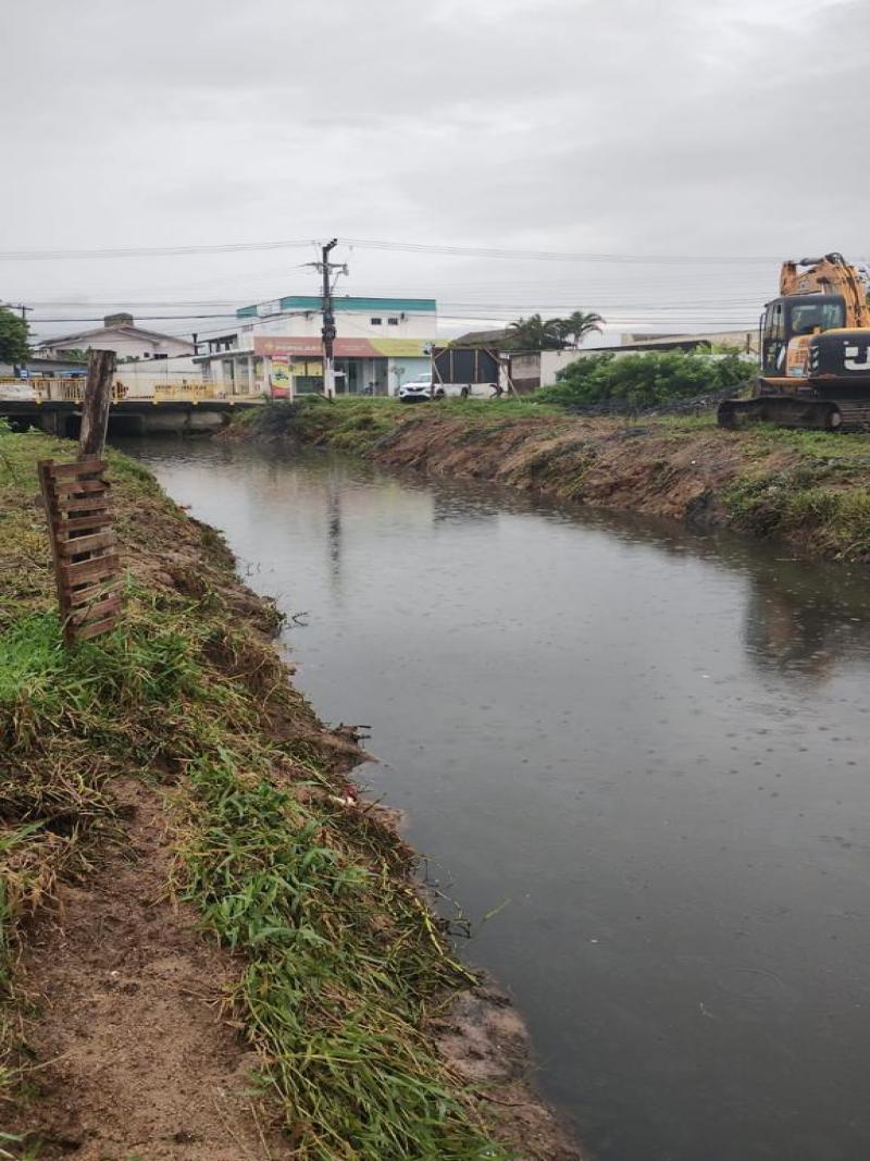 Pacto pelo Saneamento: Limpeza de canal na Tapera desafoga galeria pluvial
