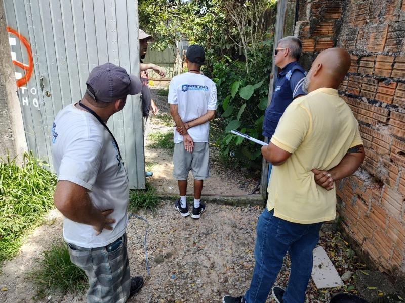 Vazamento de esgoto cria poças em rua da Capital e Blitz Sanear autua responsáveis