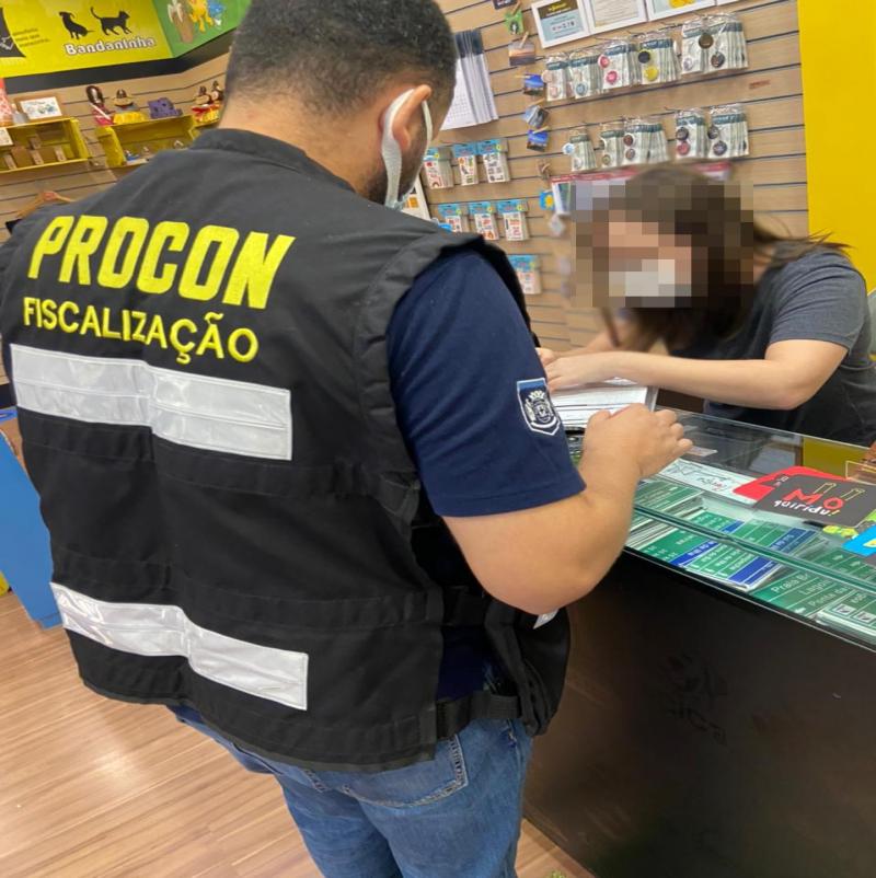 Procon fiscaliza 60 lojas em shoppings nesta quarta-feira 