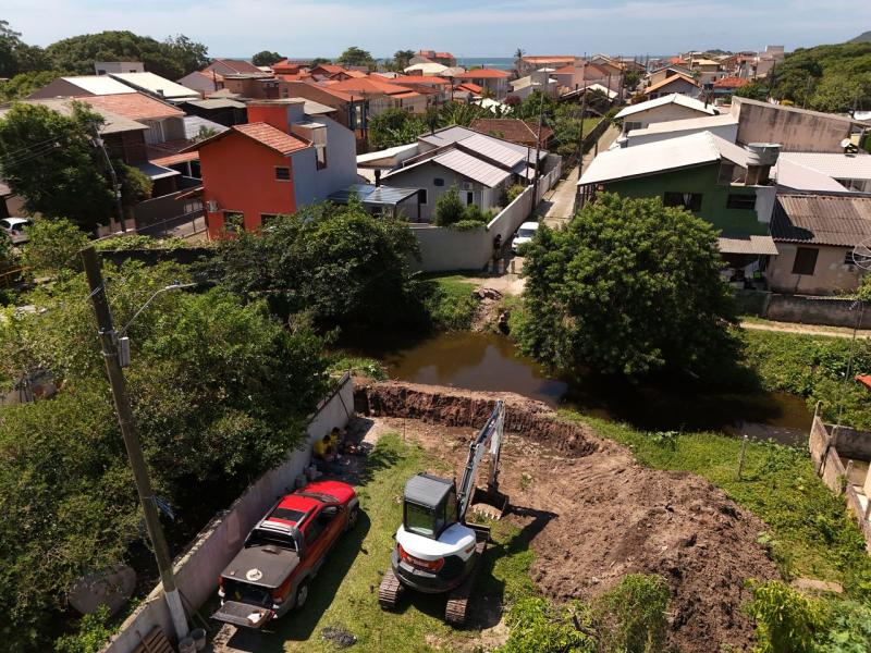 Iniciada reconstrução de ponte na praia da Armação