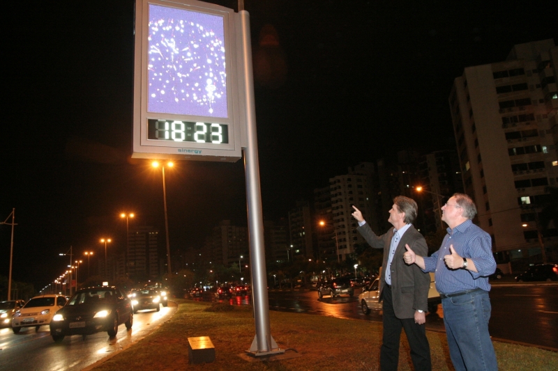 Prefeitura instala relógios com tela led de alta definição 
