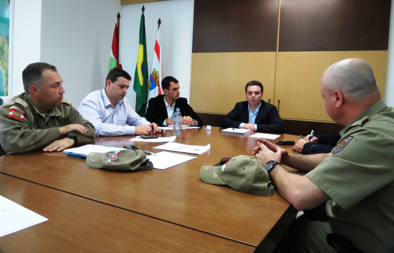 Iluminação pública é tema de reunião na prefeitura