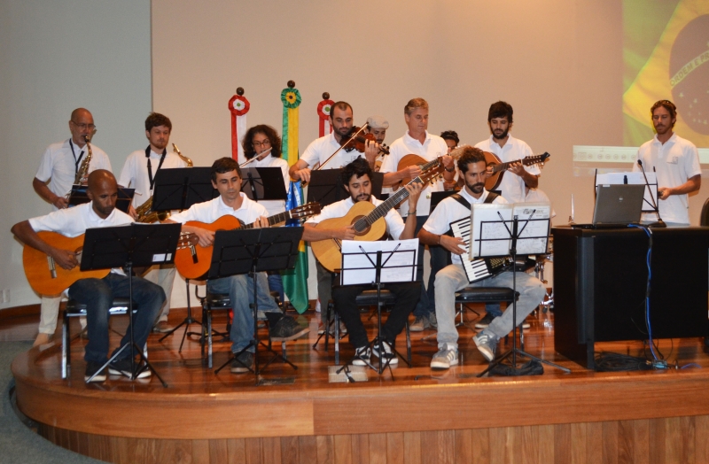 Grupo de Choro apresenta-se no Teatro da Ubro