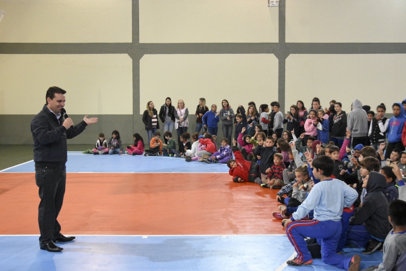 ‘Escola Aberta’ inaugura ginásio de esportes 