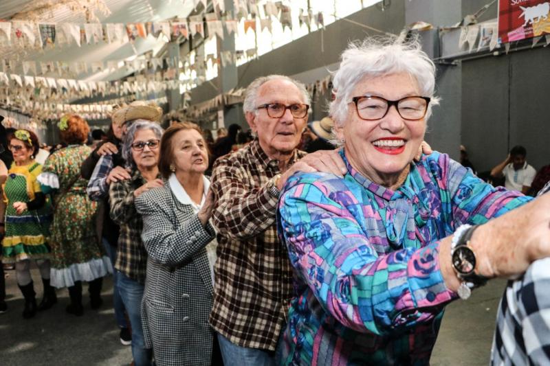 Mais de 700 idosos participaram da festa julina da Prefeitura