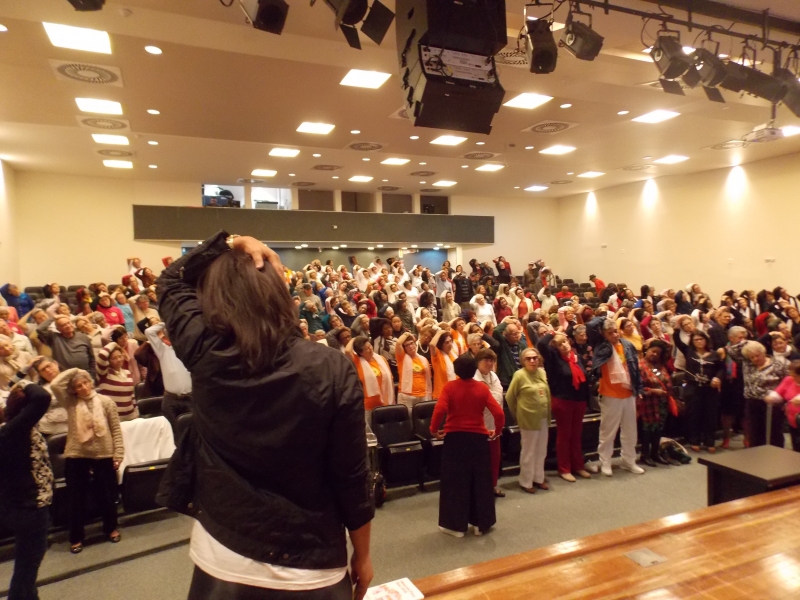 Tarde Cultural leva mais de 300 idosos para a ALESC 