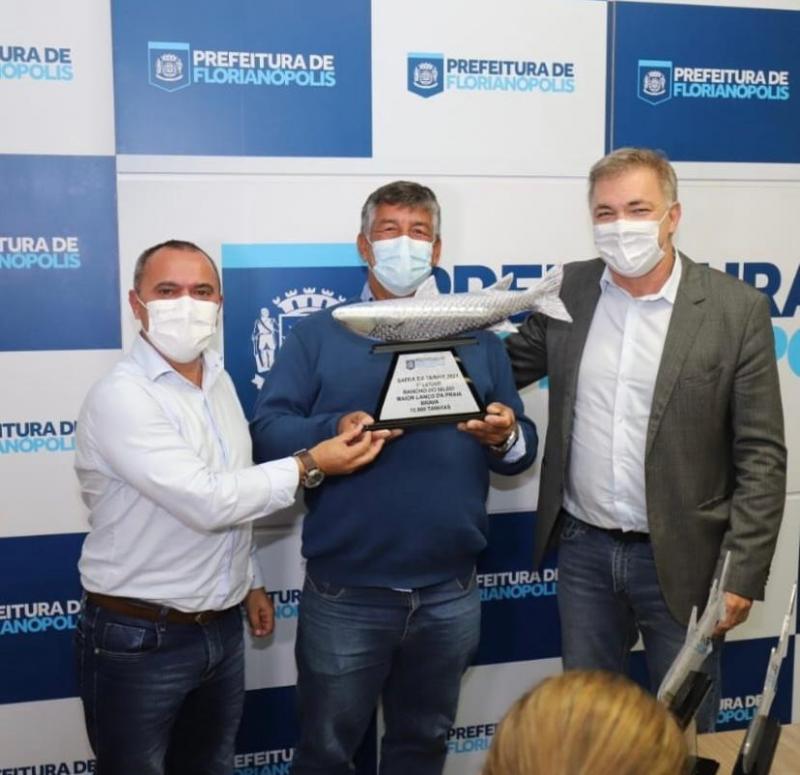Prefeitura premia ranchos de pesca por maiores lanços na Safra da Tainha