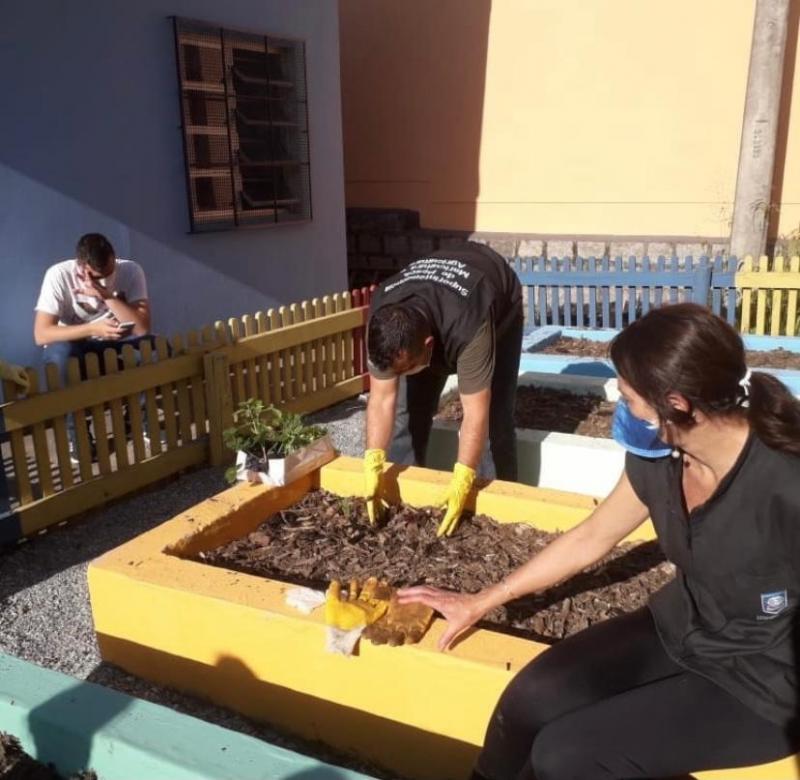 Cultiva Floripa revitaliza horta em núcleo de educação no Monte Cristo 