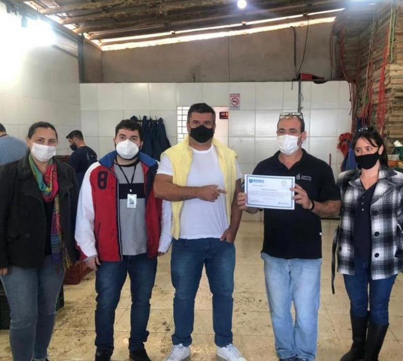 Superintendência de Pesca, Maricultura e Agricultura entrega selo de registro de inspeção para maricultura familiar