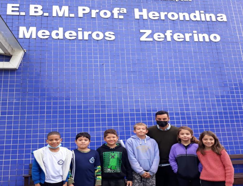 Estudantes estrangeiros têm aula de português em escola municipal de Florianópolis