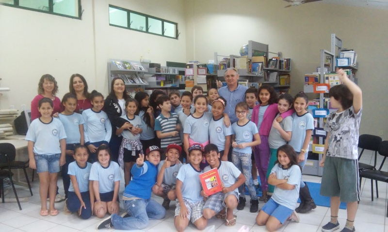 Escola Tomázia recebe escritor Valmir Muraro