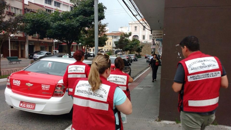 Mulher aceita ajuda e vai para o Albergue Municipal