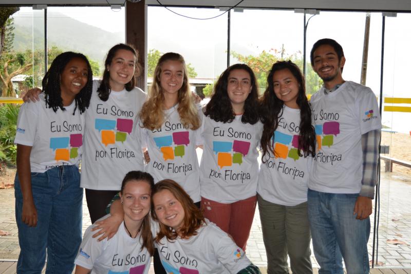 Escolas municipais de Florianópolis recebem voluntários estrangeiros