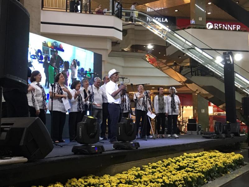 Idosos do Floripa Feliz Idade participam de Semana Inclusiva no Beiramar Shopping