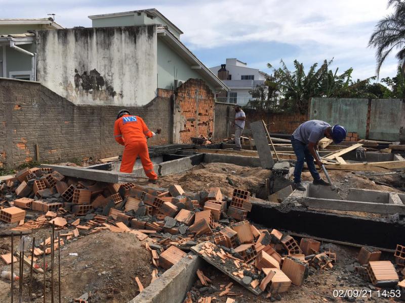 Prefeitura faz demolições e embargos em construções irregulares