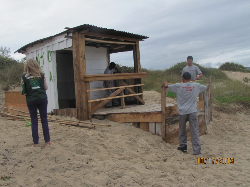 Fiscalização retira bar das dunas na praia do Campeche