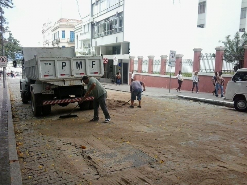 Floram: retirada de óleo interdita ruas do Centro
