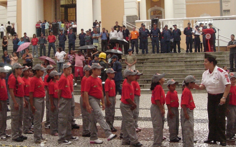 Brigada Comunitária e Bombeiros Mirins participam de formatura