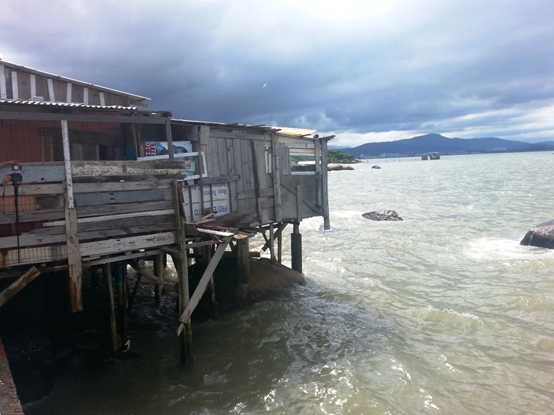 Ponta do Leal: de palafitas a prédios de apartamentos 