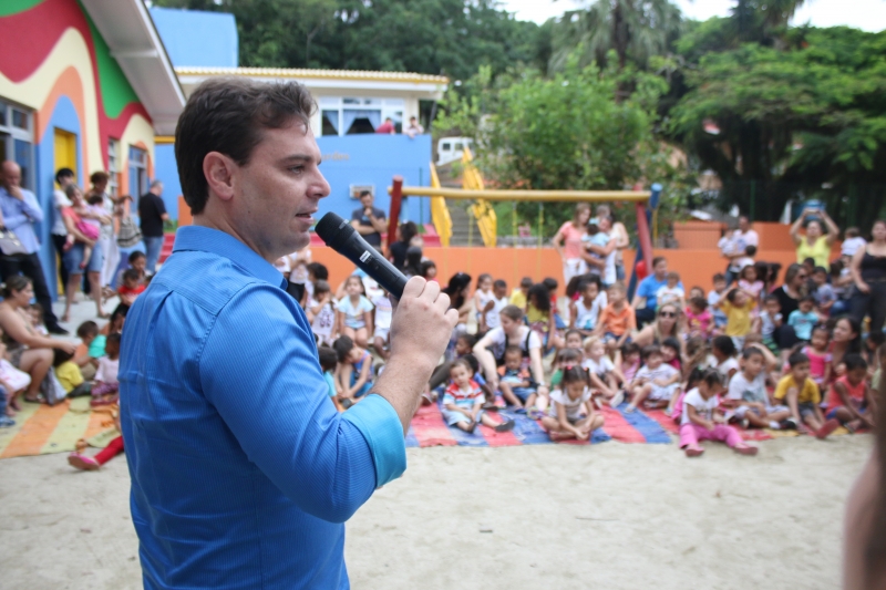 Comunidade celebra reforma de creche  