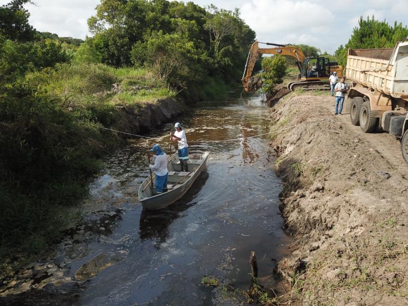 Prefeitura realiza limpeza dos canais artificiais de drenagem do Norte da Ilha