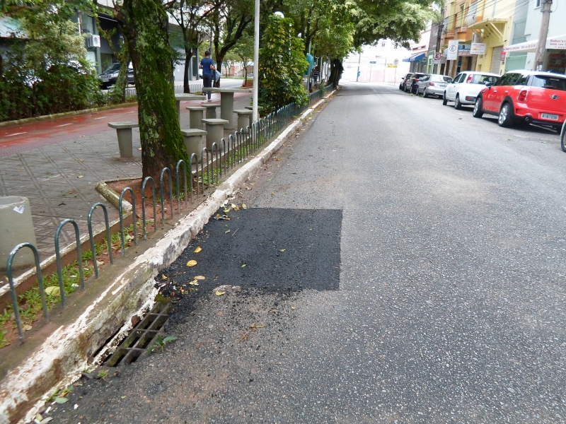 Depois da chuva, SMO tapa buracos nas vias da cidade