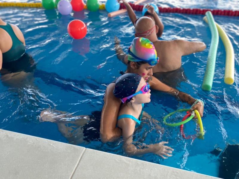Prefeitura dá aulas de estimulação aquática para crianças com Autismo