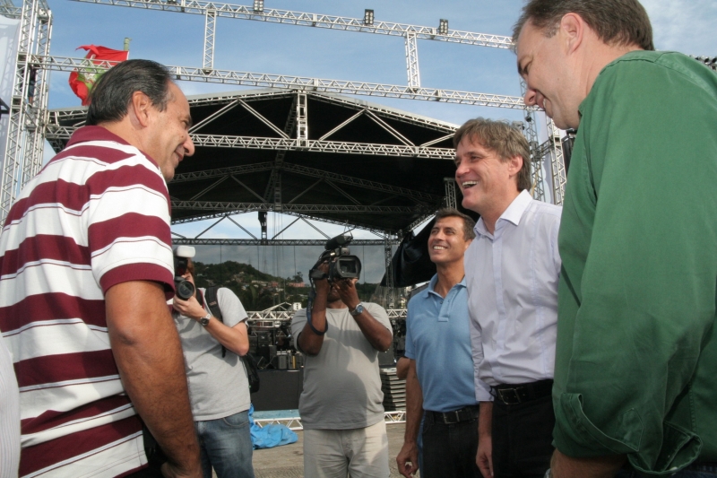Dário Berger vistoria palco para evento evangélico  