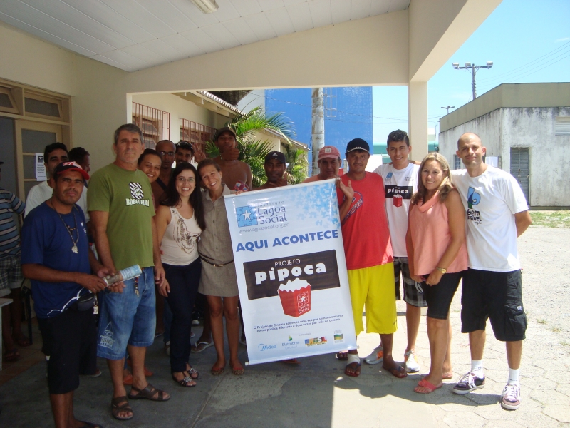 Moradores de rua participam do Cine Pipoca