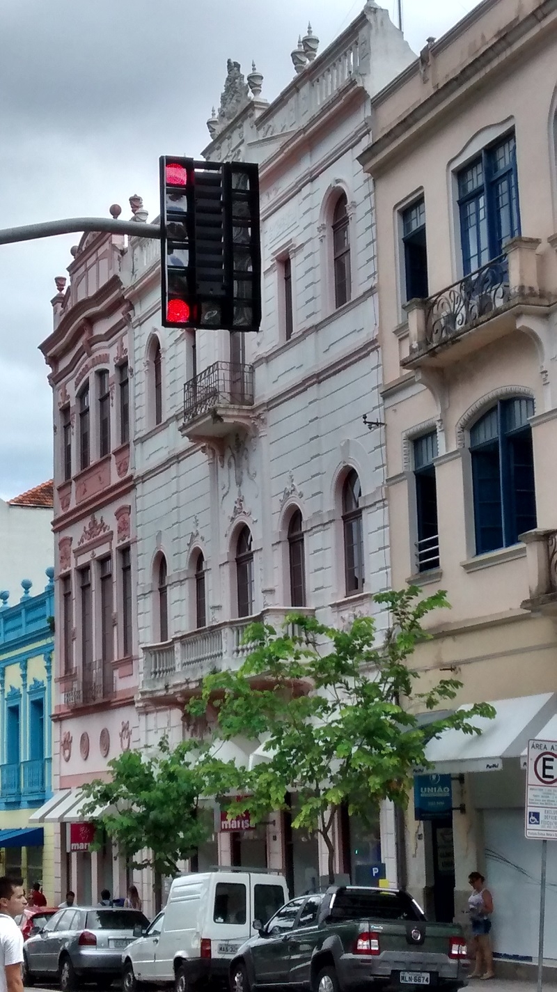 Semáforos antigos dão lugar a novos com LED