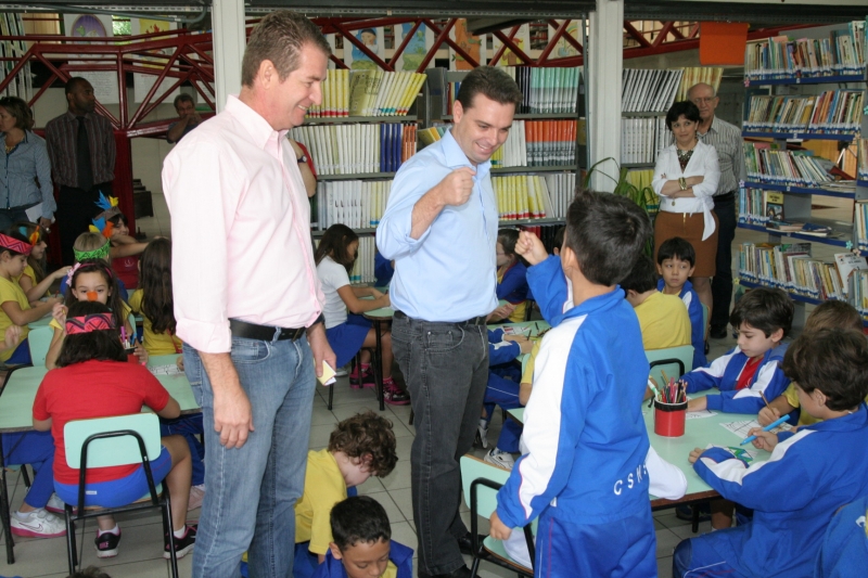 Cesar Souza Júnior visita Biblioteca Municipal