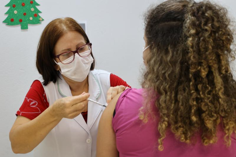 Florianópolis continua vacinação contra Covid-19 e Influenza, nesta terça (19)