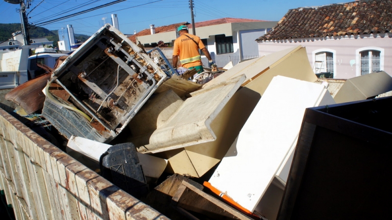 Mutirão de limpeza remove 5 toneladas de entulho