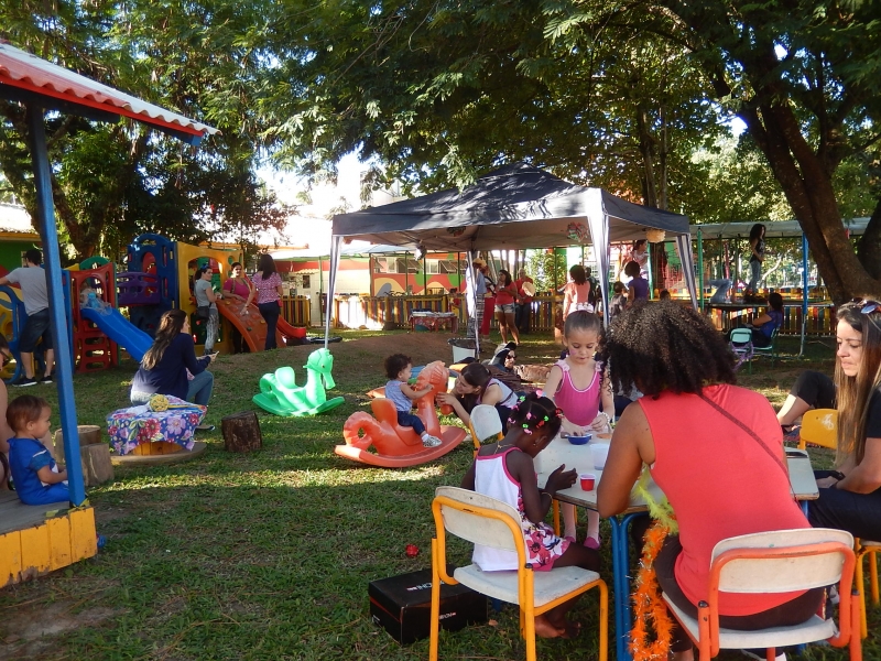 Creche Municipal de Florianópolis une famílias e crianças no parque