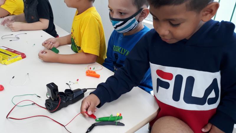 NO NEIM DO FUTURO CRIANÇAS APRENDEM SOBRE CULTURA MAKER BRINCANDO COM MASSINHA DE MODELAR ELÉTRICA